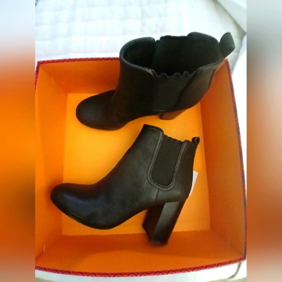 Tory Burch Margaux Black Festival Distressed Leather Heeled Ankle Booties 7.5 - Picture 10 of 13